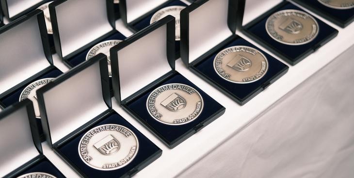 Nahaufnahme der silbernen Sportverdienstmedaille Göppingen