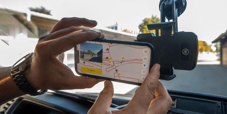 Eine Person bedient die App Vialytics in einem Auto