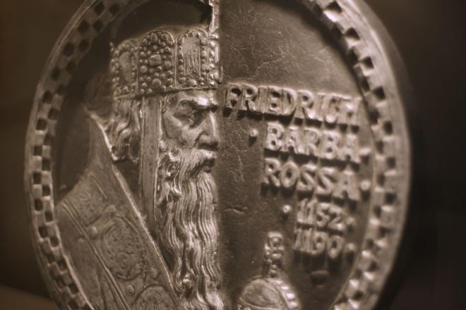 Eine Münze mit dem Kopf von Barbarossa