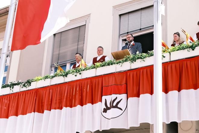 OB Alex Maier auf dem Balkon des Rathauses während seiner Maientagsansprache