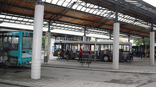 Busse und Menschen am Zentralen Omnibusbahnhof in Göppingen