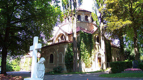 Blick auf die Aussegnungshalle auf dem Hauptfriedhof Göppingen.