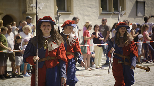 Mehrere historisch verkleidete Schülerinnen und Schüler während des Maientagsumzugs