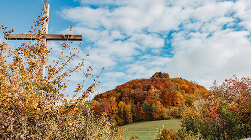 Herbstliches Bild des Hohenstaufen mit einem Kreuz im linken Bildteil