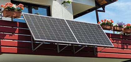 Ein Balkonkraftwerk steht in der Sonne