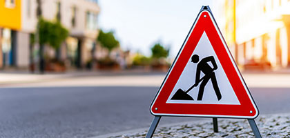 Ein Baustellenschild steht auf einer Straße