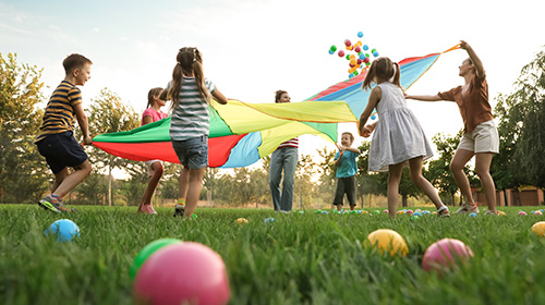 Eine Gruppe von Kindern spielt im Freien mit Bällen