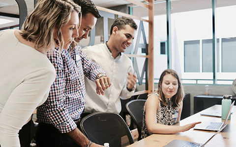 Praktikum Junge Menschen schauen gemeinsam auf den Bildschirm eines Laptops