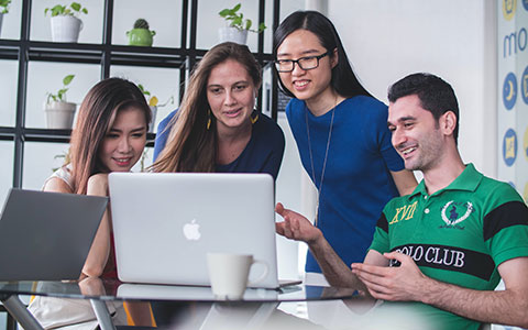 Studium Junge Menschen schauen gemeinsam auf den Bildschirm eines Laptops