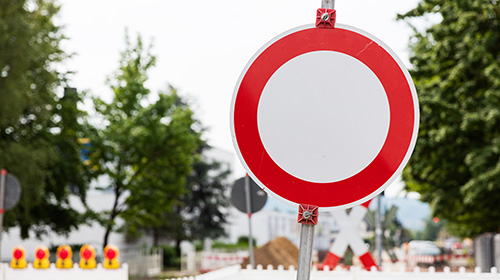 Ein Schild "Einfahrt verboten"